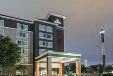 La Quinta Inn & Suites by Wyndham Arlington North Six Flags Drive - Arlington, TX