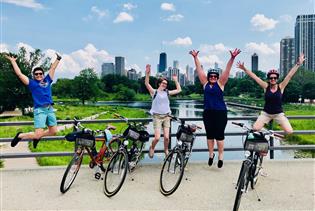  Chicago's Lakefront Neighborhoods Bicycle Tour in Chicago, Illinois