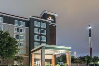 La Quinta Inn & Suites by Wyndham Arlington North Six Flags Drive in Arlington, Texas