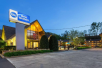 Exterior and front entrance at Best Western Toni Inn in Pigeon Forge, TN.