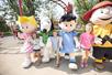 Young children walking and holding hands with Peanut's characters on a sunny day at Kings Dominion in Doswell, Virginia.