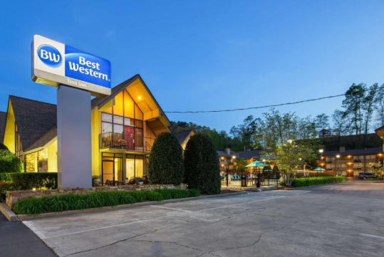 Exterior and front entrance at Best Western Toni Inn in Pigeon Forge, TN.