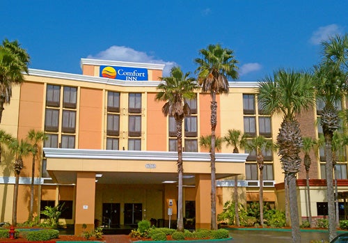 Exterior and front entrance at Comfort Inn Maingate in Kissimmee, Florida.