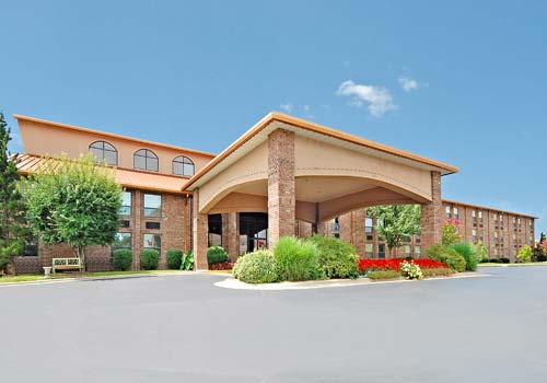 The front entrance to the Comfort Inn at Thousand Hills on a sunny day in Branson, Missouri.