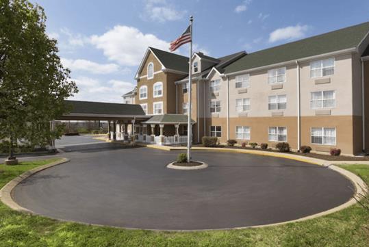 Hotel front at Country Inn & Suites by Radisson, TN.