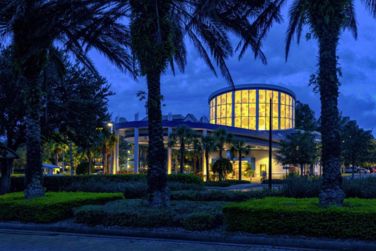 Entrance to the hotel.