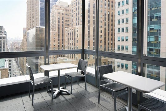 Terrace with a view of the city of New York.