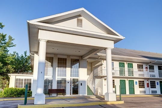 Exterior photo of the Econo Lodge, Branson, Missouri.