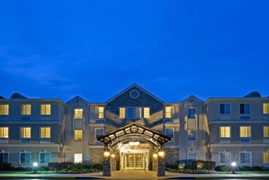 The front exterior and covered entrance of the Staybridge Suites-Philadelphia/Mount Laurel at dusk.