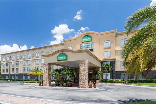 Exterior view and entrance to Wingate by Wyndham Convention Center Near Universal Orlando.