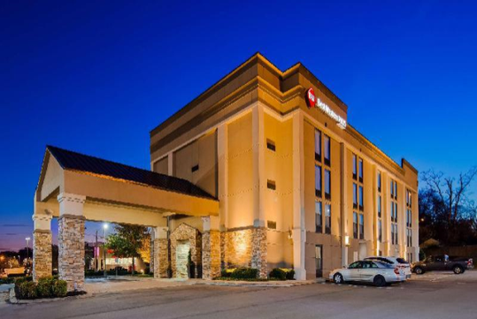 Entrance to the hotel with the hotel.