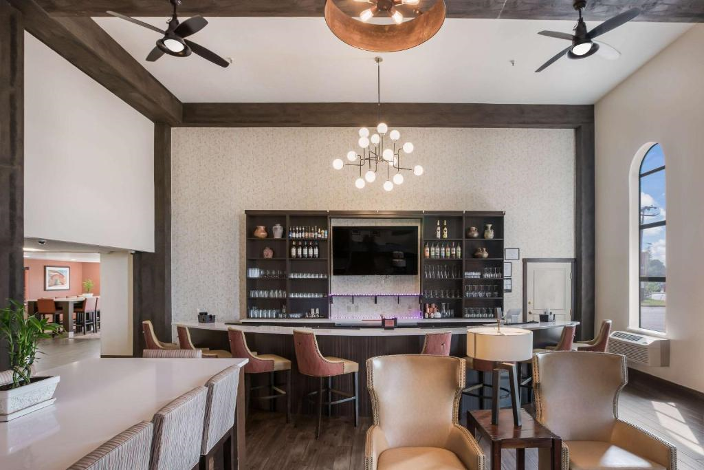 The hotel has a bar/lounge on site.