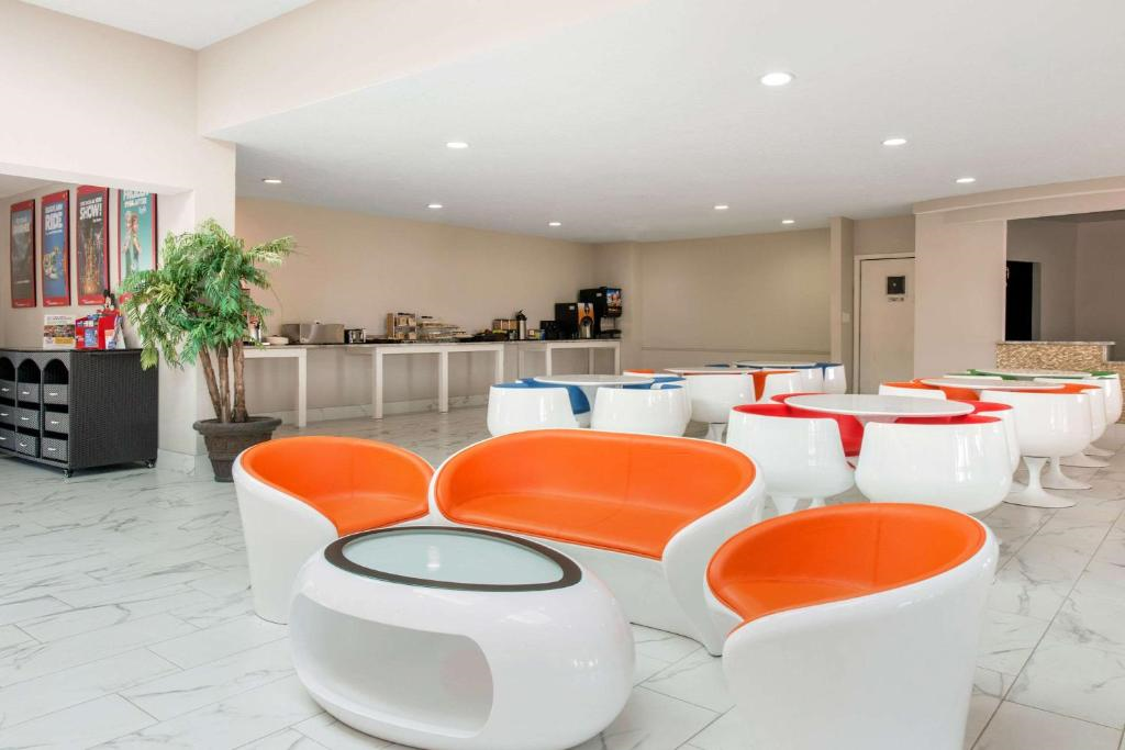 Enjoy breakfast at the modern, brightly lit dining/lounge area with a contemporary design and buffet-style counter.