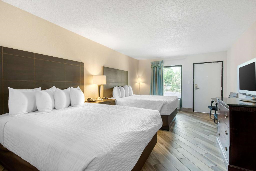 Relax and unwind with two cozy queen beds, a work desk, and a TV.