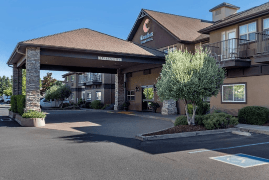 Exterior of the Comfort Inn & Suites Ukiah on a sunny day in Fort Bragg, California.