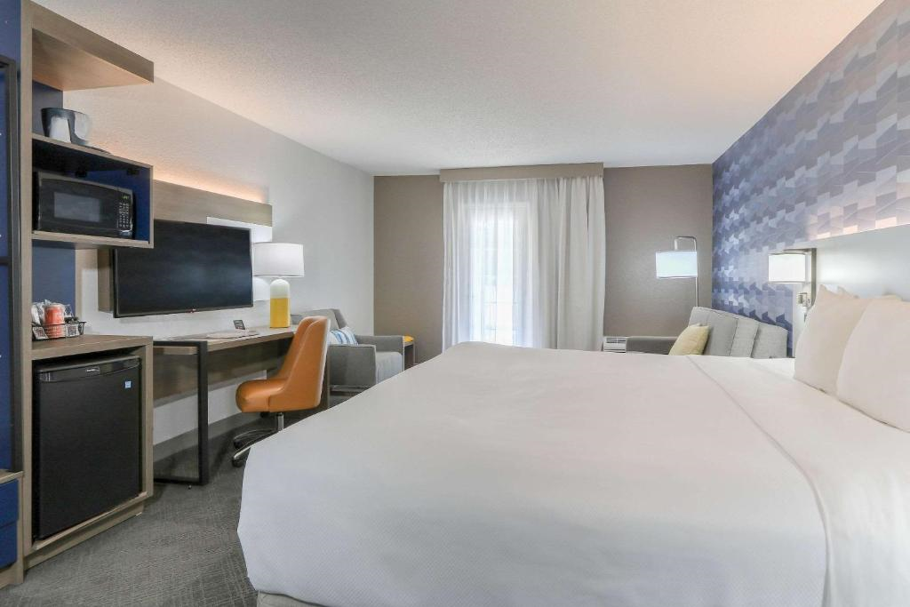 Enjoy a king bed, work desk, TV, microwave, and mini-fridge in this well-equipped guest room.