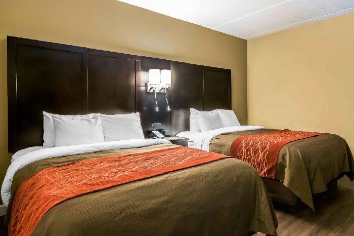 2 Queen beds at Comfort Inn & Suites near Six Flags, GA.