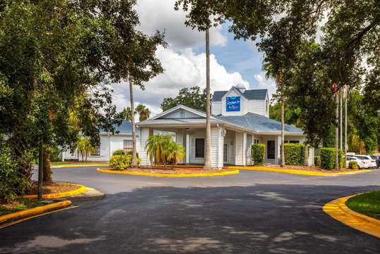 Main entrance to the hotel.