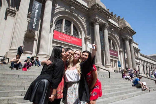 A perfect photo op on the Met steps.