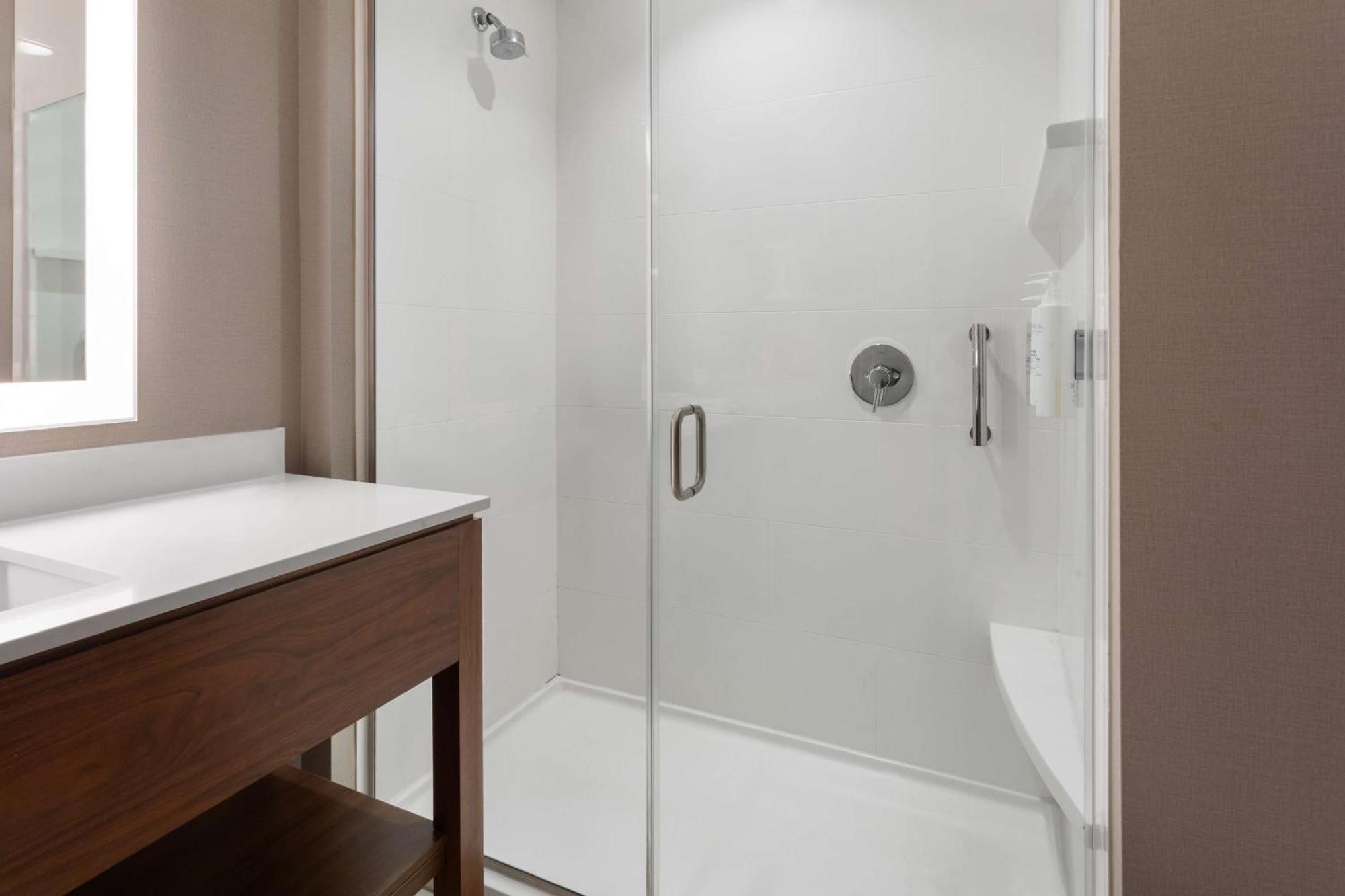 Hampton Inn Nashville Airport Century Place - Free Airport Shuttle