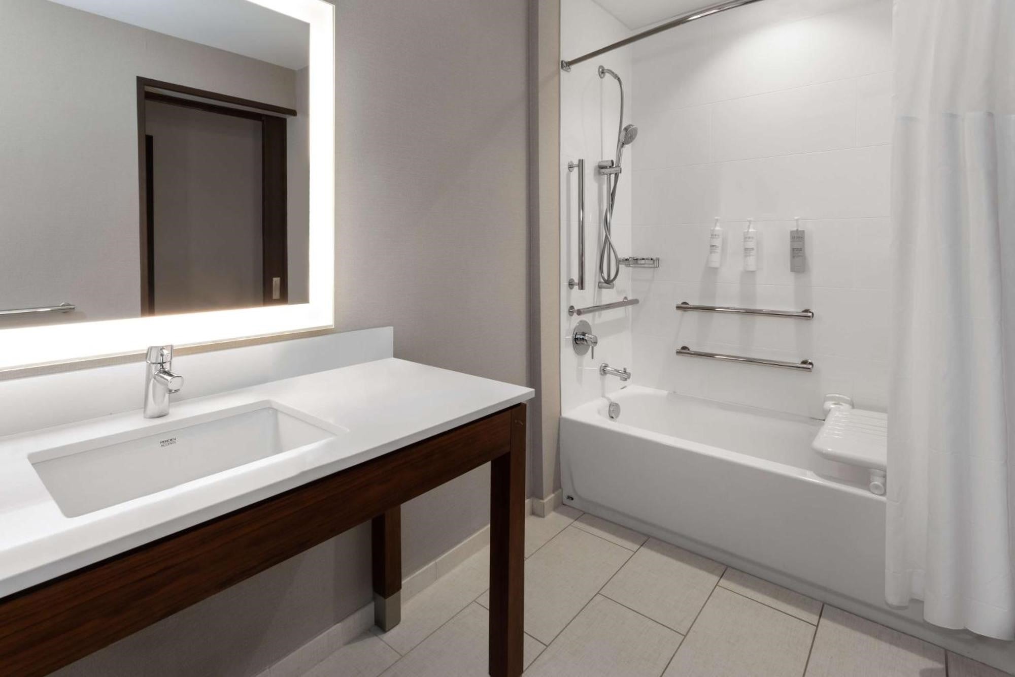 Hampton Inn Nashville Airport Century Place - Free Airport Shuttle