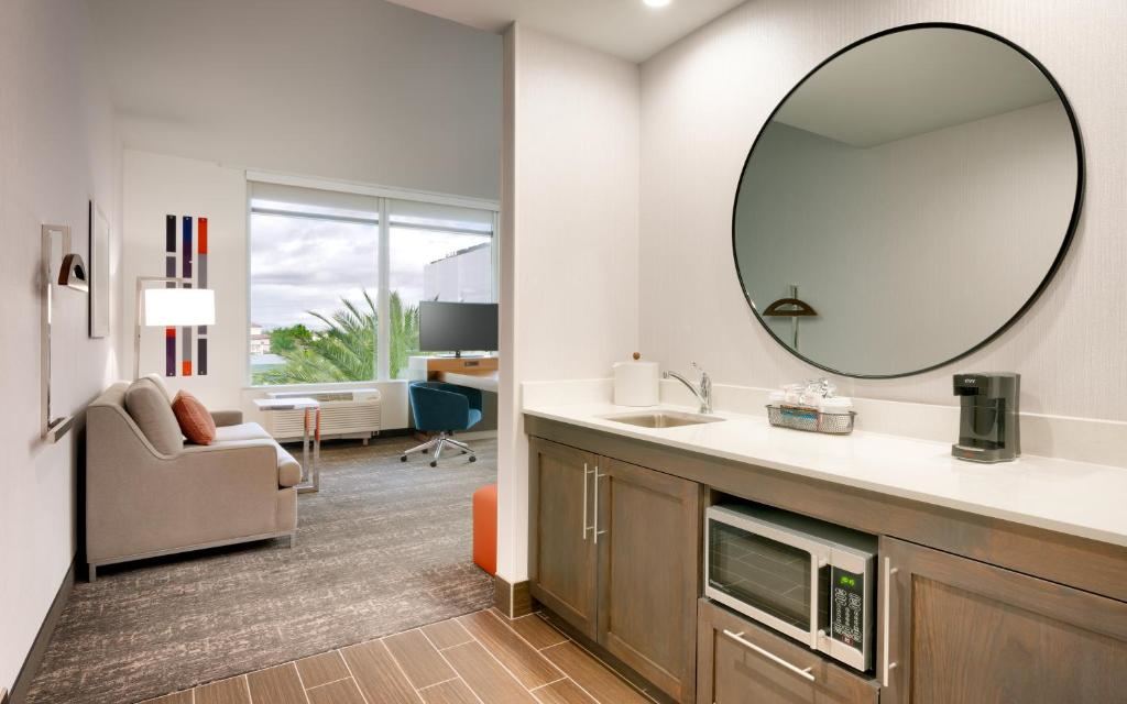 Hampton Inn & Suites Anaheim Resort - Near Disneyland
