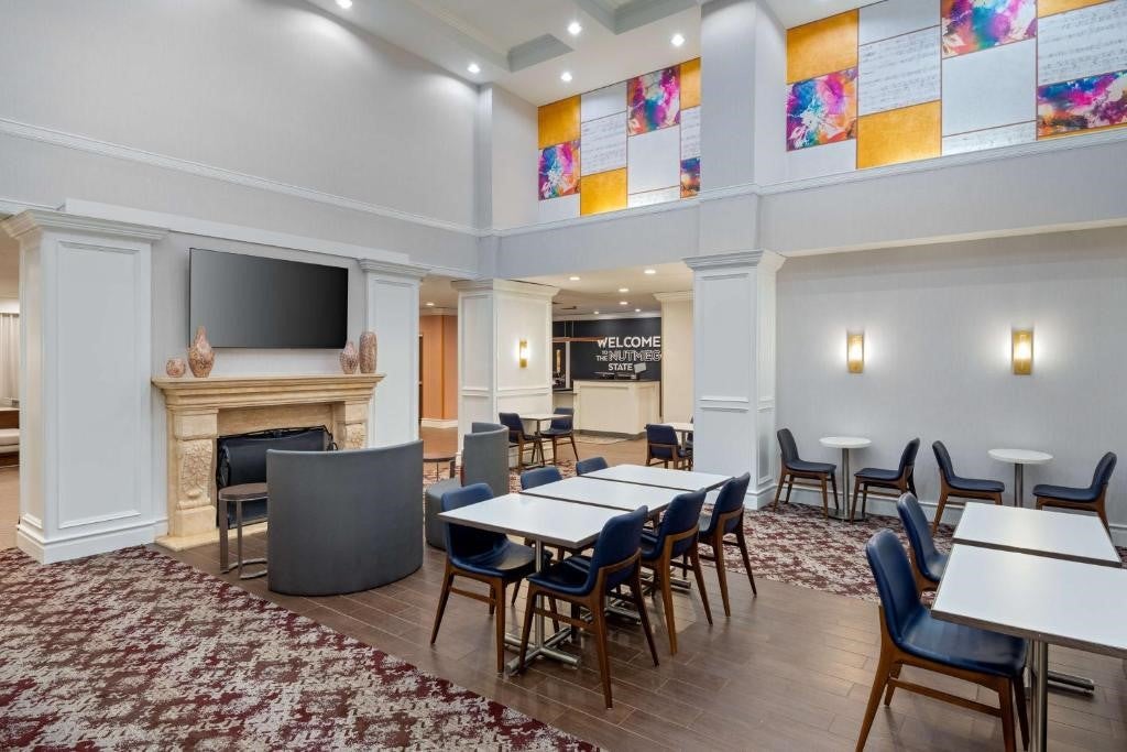 Hampton Inn & Suites Hartford – Modern Hotel with Free Breakfast