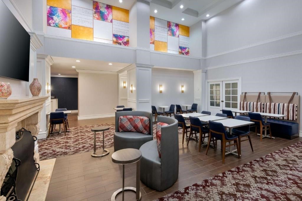 Hampton Inn & Suites Hartford – Modern Hotel with Free Breakfast