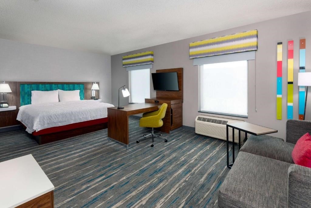 Hampton Inn & Suites Hartford – Modern Hotel with Free Breakfast