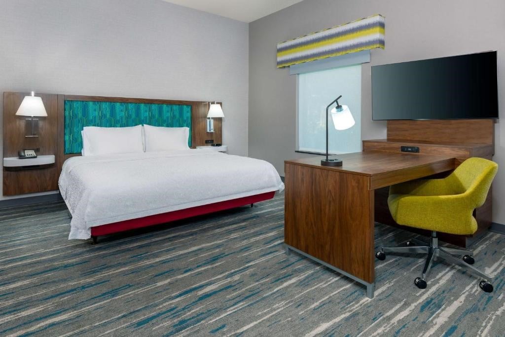 Hampton Inn & Suites Hartford – Modern Hotel with Free Breakfast