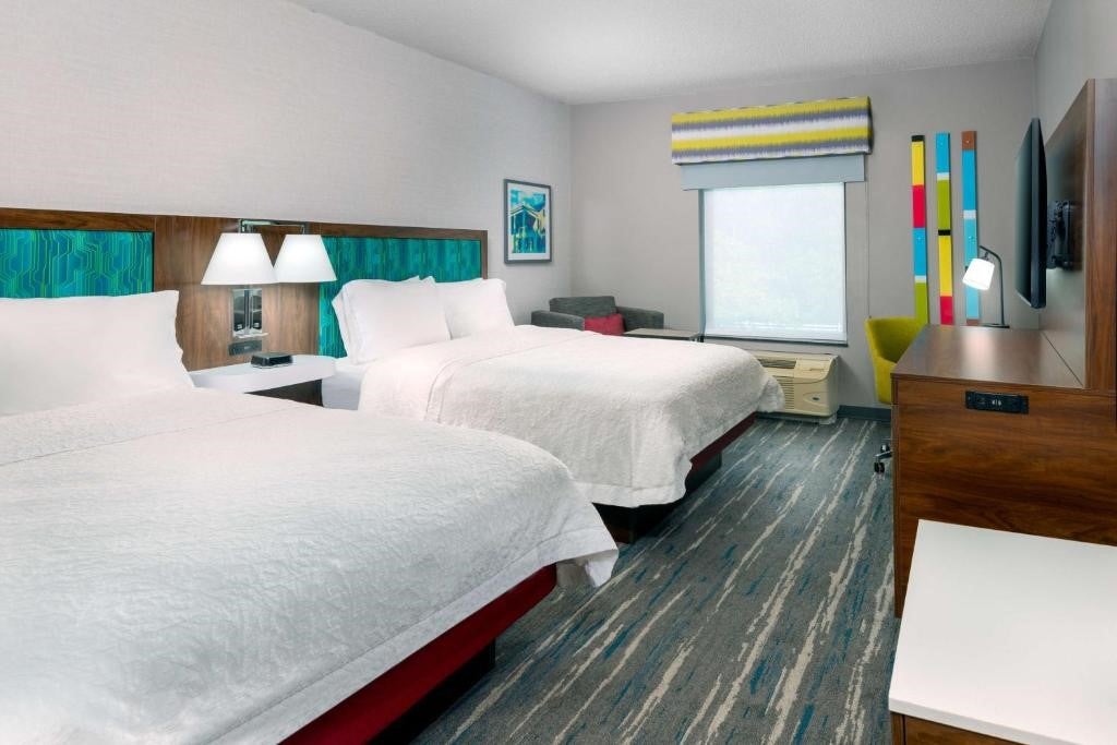 Hampton Inn & Suites Hartford – Modern Hotel with Free Breakfast