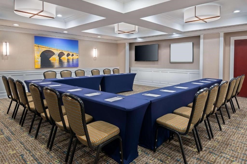 Hampton Inn & Suites Hartford – Modern Hotel with Free Breakfast