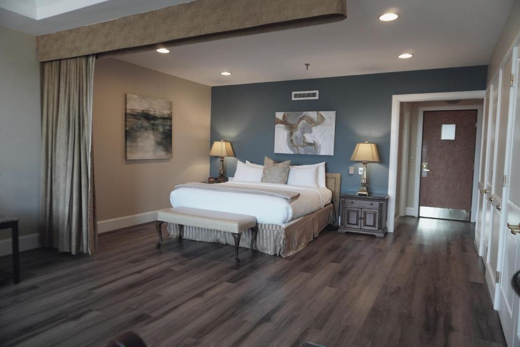 Guest room with one king bed