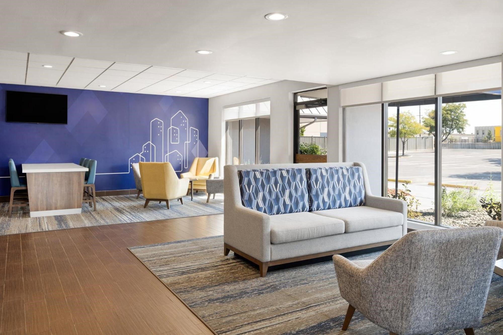 Holiday Inn Express Denver – Free Breakfast & Pet-Friendly Hotel