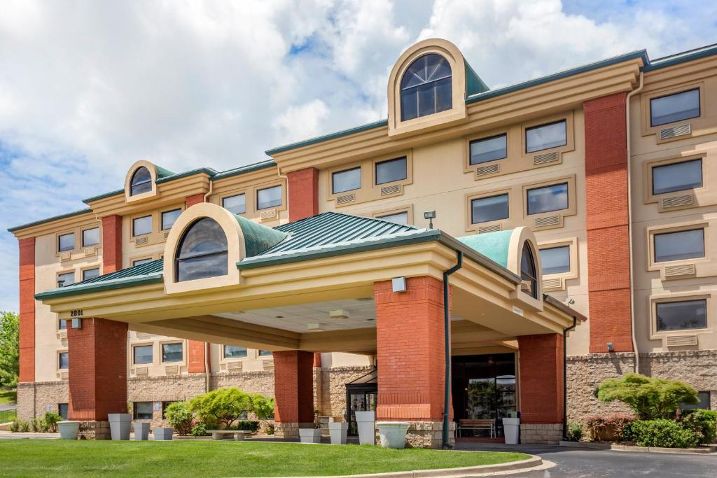 Hotel's main entrance and exterior view.