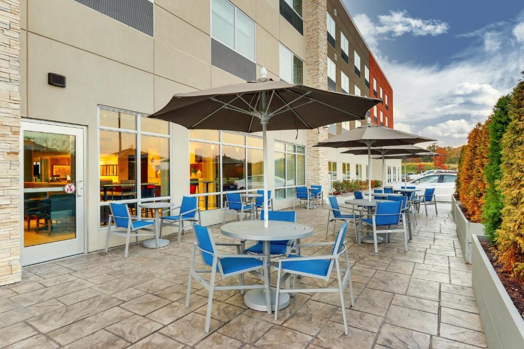 Al fresco dining at the hotel.