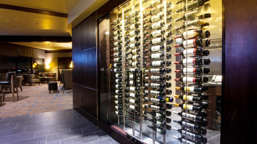 Choose from a wide selection of wines and enjoy the evening at the bar.