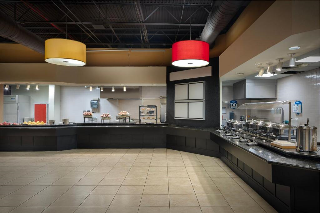 Onsite restaurant with buffet breakfast