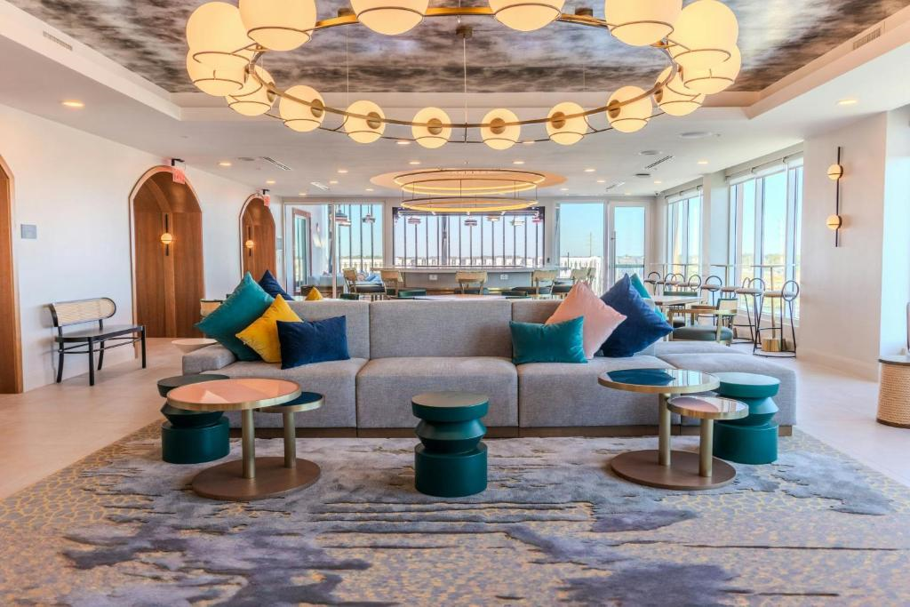 Spacious hotel lobby with sofa and a nice, elegant, decorative lighting