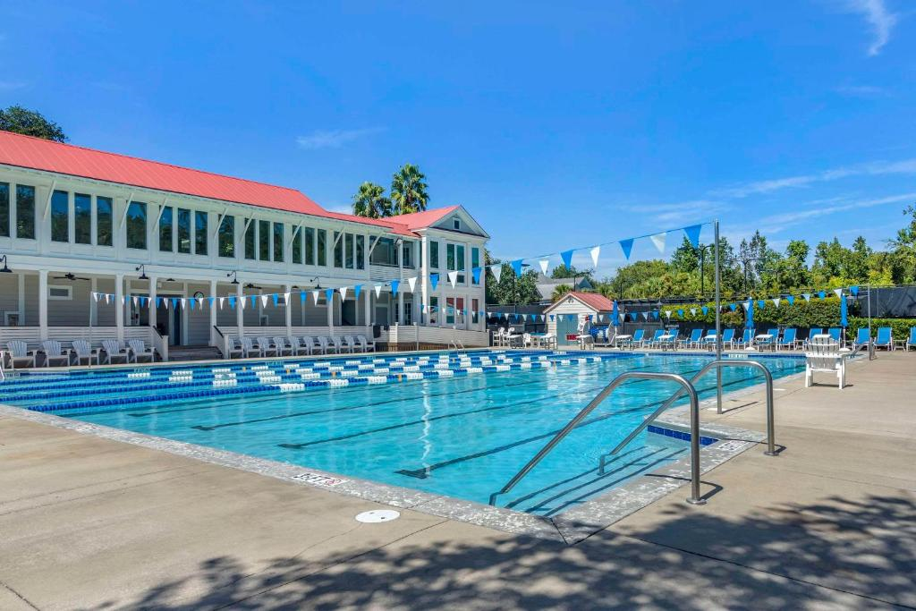 Guests of the hotel have access to the community pool.