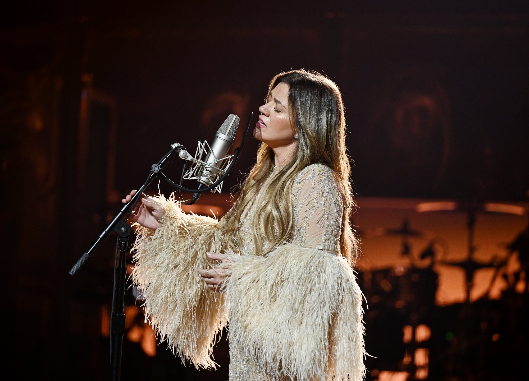 Kelly Clarkson performs a soulful set on stage.