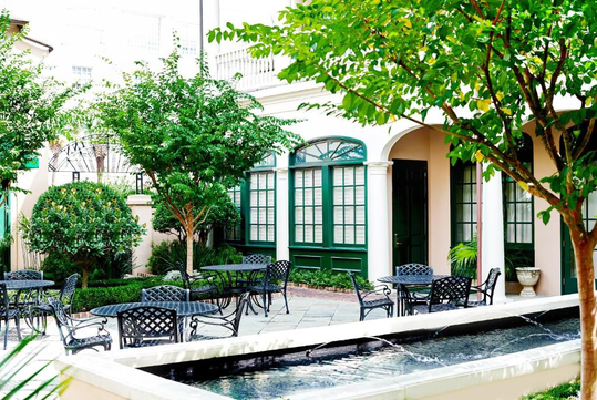 Outdoor patio/courtyard at Planters Inn Charleston