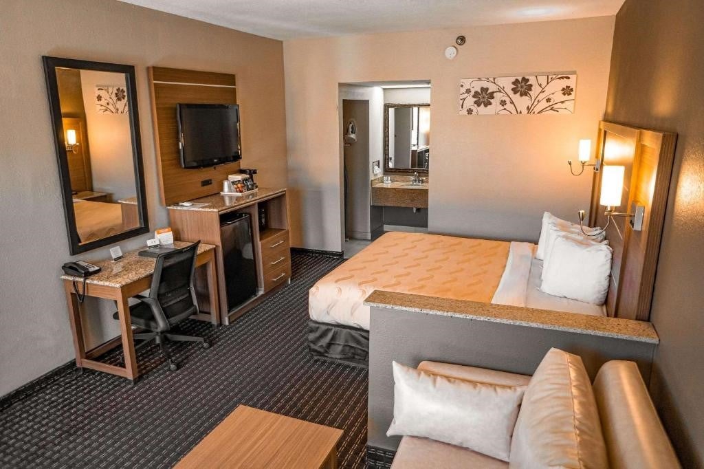 Quality Inn & Suites Near Six Flags Over Georgia