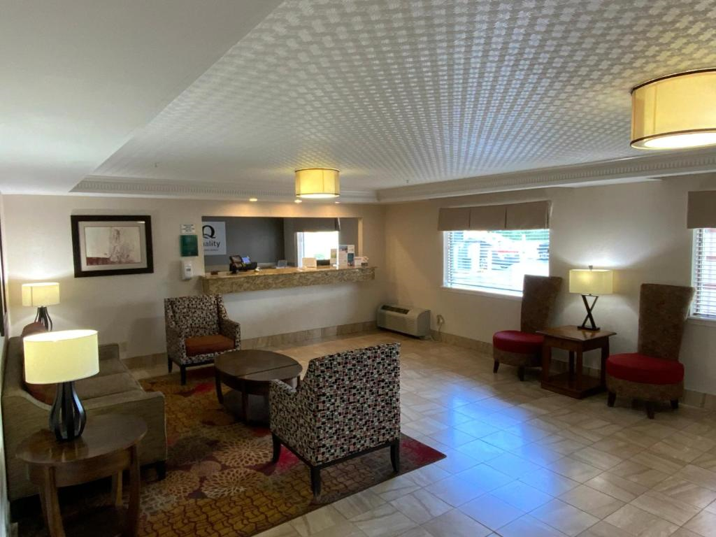 Lobby area and front desk for a smooth check-in experience.