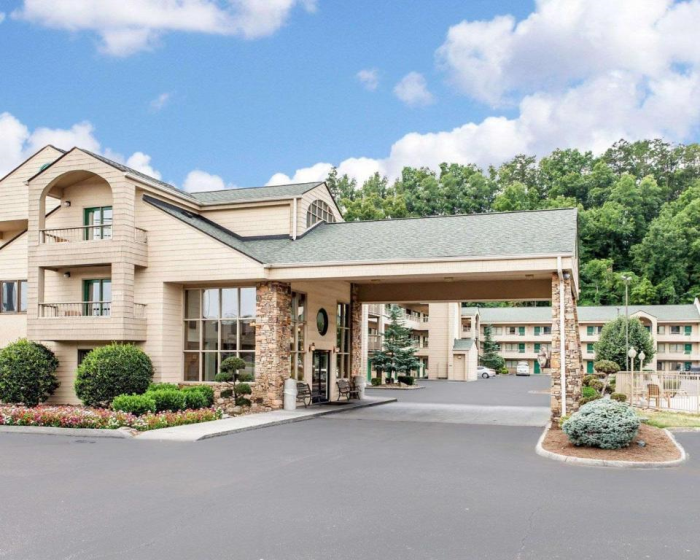 The hotel’s main entrance welcomes guests with ease.