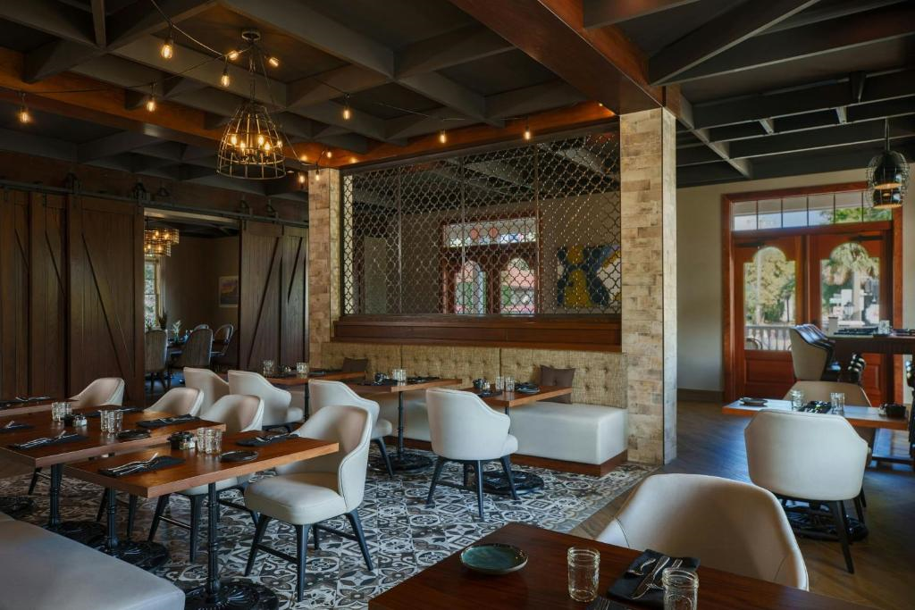 Savor a laid-back meal in the restaurant’s rustic yet refined ambiance.