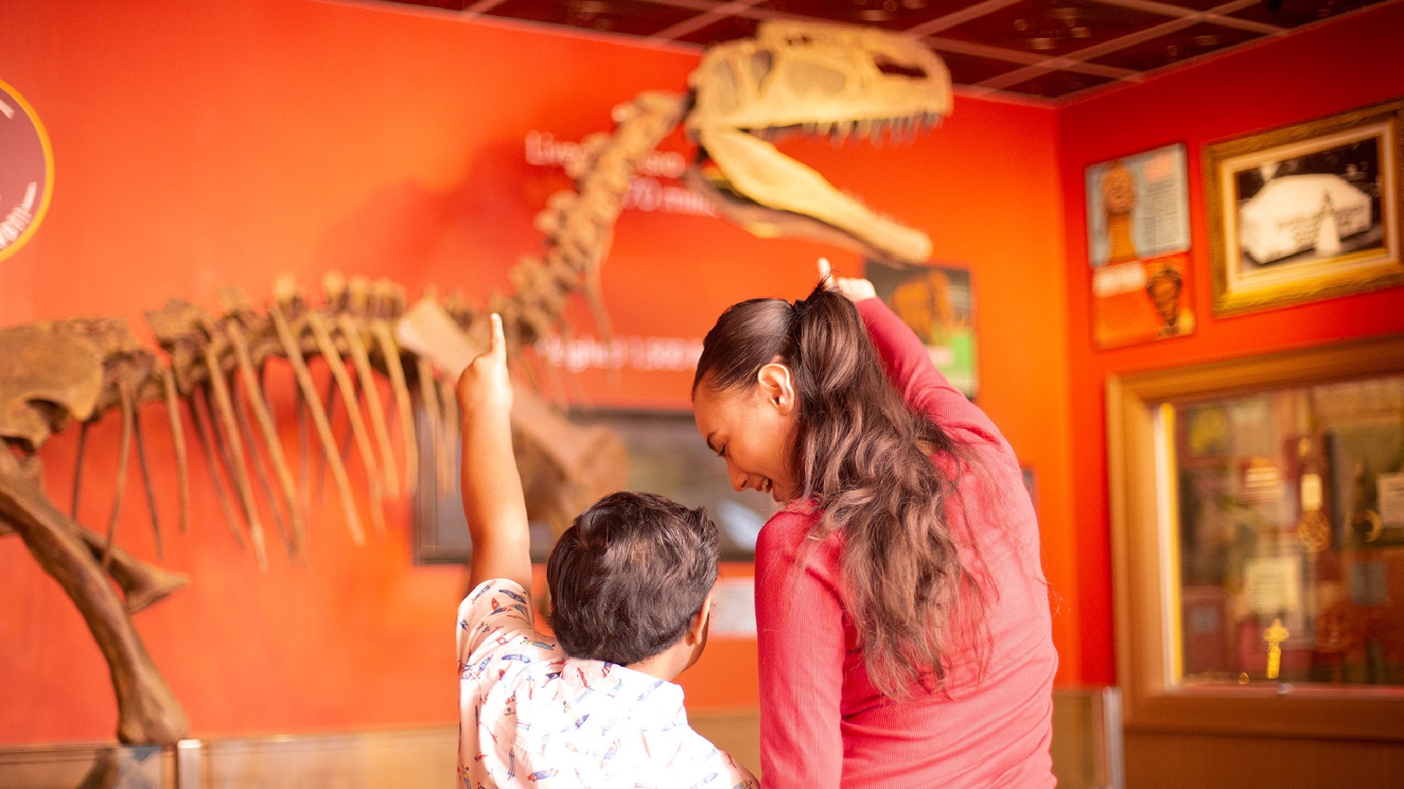 Visitors pointing at the dinosaur skeleton Ripley's Believe It Or Not! Niagara Falls.