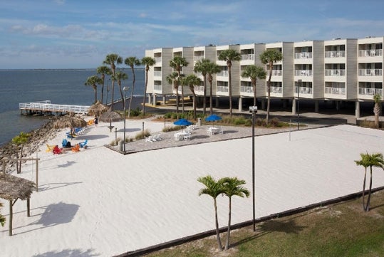 Waterfront view of Sailport Waterfront Suites in Tampa, FL.
