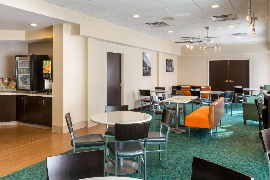 Start your day in the inviting breakfast area.