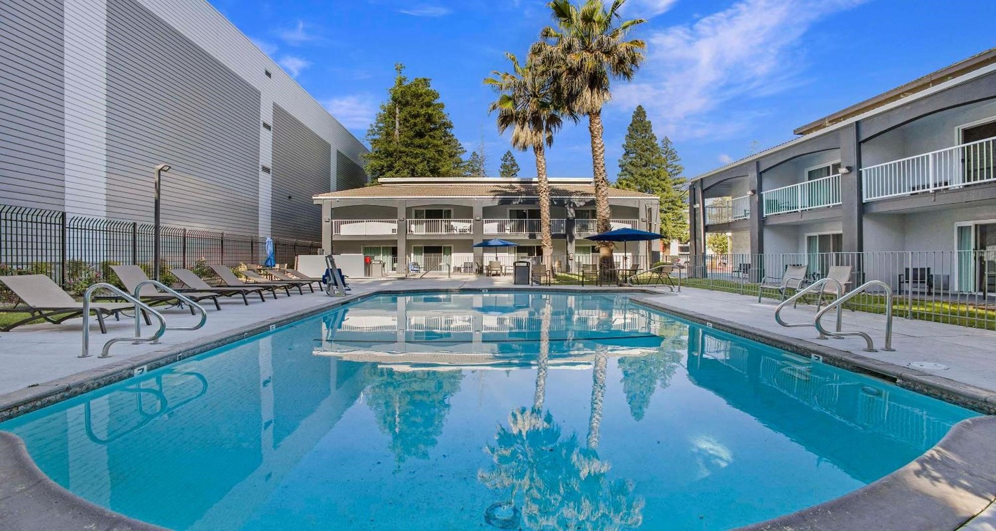 Surestay Plus Hotel By Best Western Sacramento North